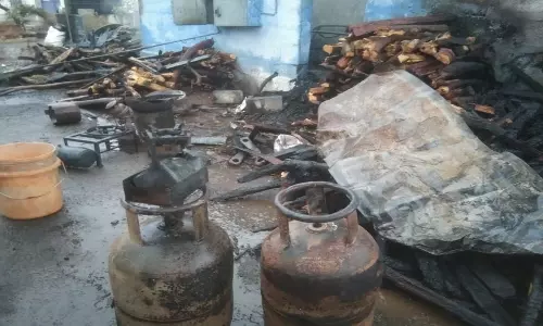 டீ கடையில் பயங்கர தீ விபத்து