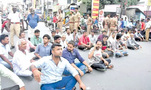 பெண்ணை தங்களுடன் அனுப்ப கூறி உறவினர்கள் போராட்டம்