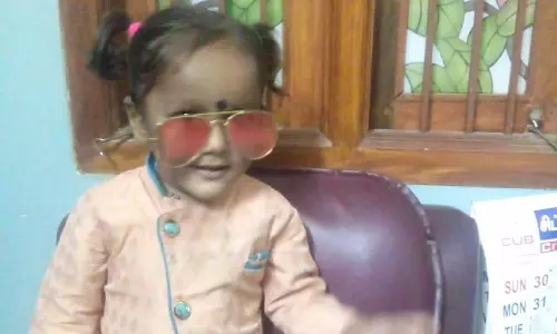 மாதவரத்தில் 3-வது மாடியில் இருந்து விழுந்து குழந்தை பலி- தாய் கண்முன் பரிதாபம்