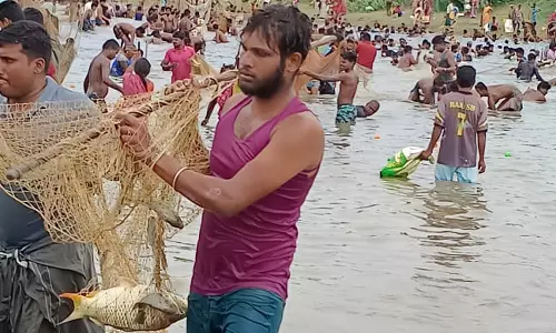 திண்டுக்கல் அருகே புகையிலைபட்டியில் மீன்பிடி திருவிழா உற்சாகம்