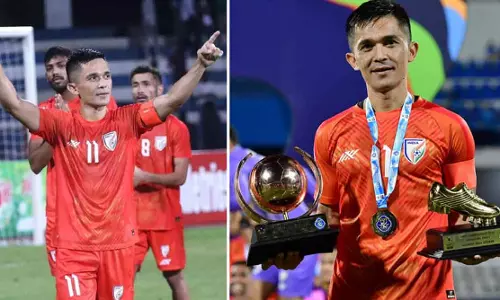 தங்க பந்து, ஷூ விருது பெற்ற இந்திய அணியின் கேப்டன் சுனில் சேத்ரி