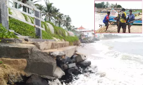 மாமல்லபுரத்தில் தொடர் கடல்சீற்றம்- படகுகளை வேறு இடத்திற்கு மாற்றிய மீனவர்கள்