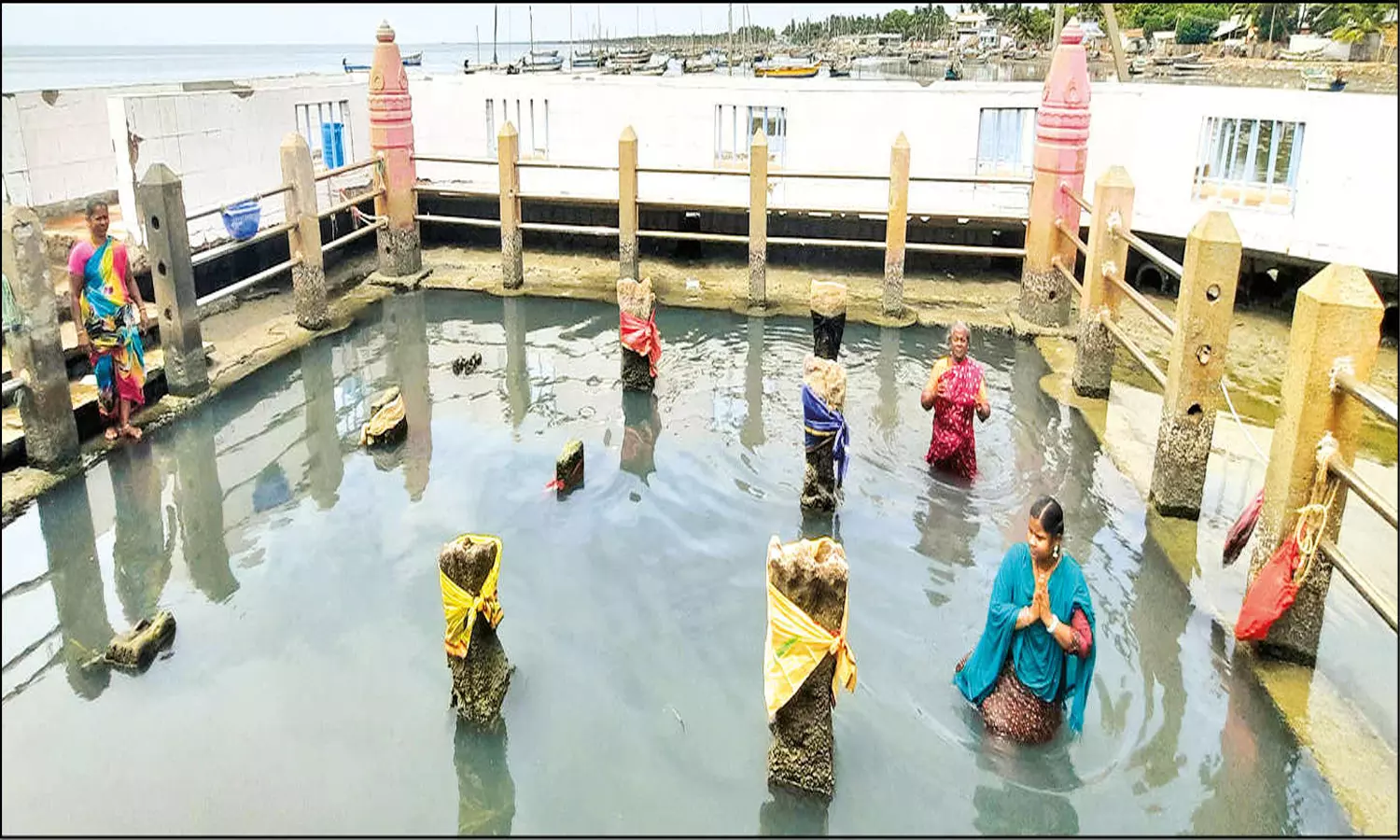 தேவிபட்டினம் பகுதியில் கடல் உள்வாங்கியதால் வெளியே தெரிந்த நவக்கிரக கற்கள்