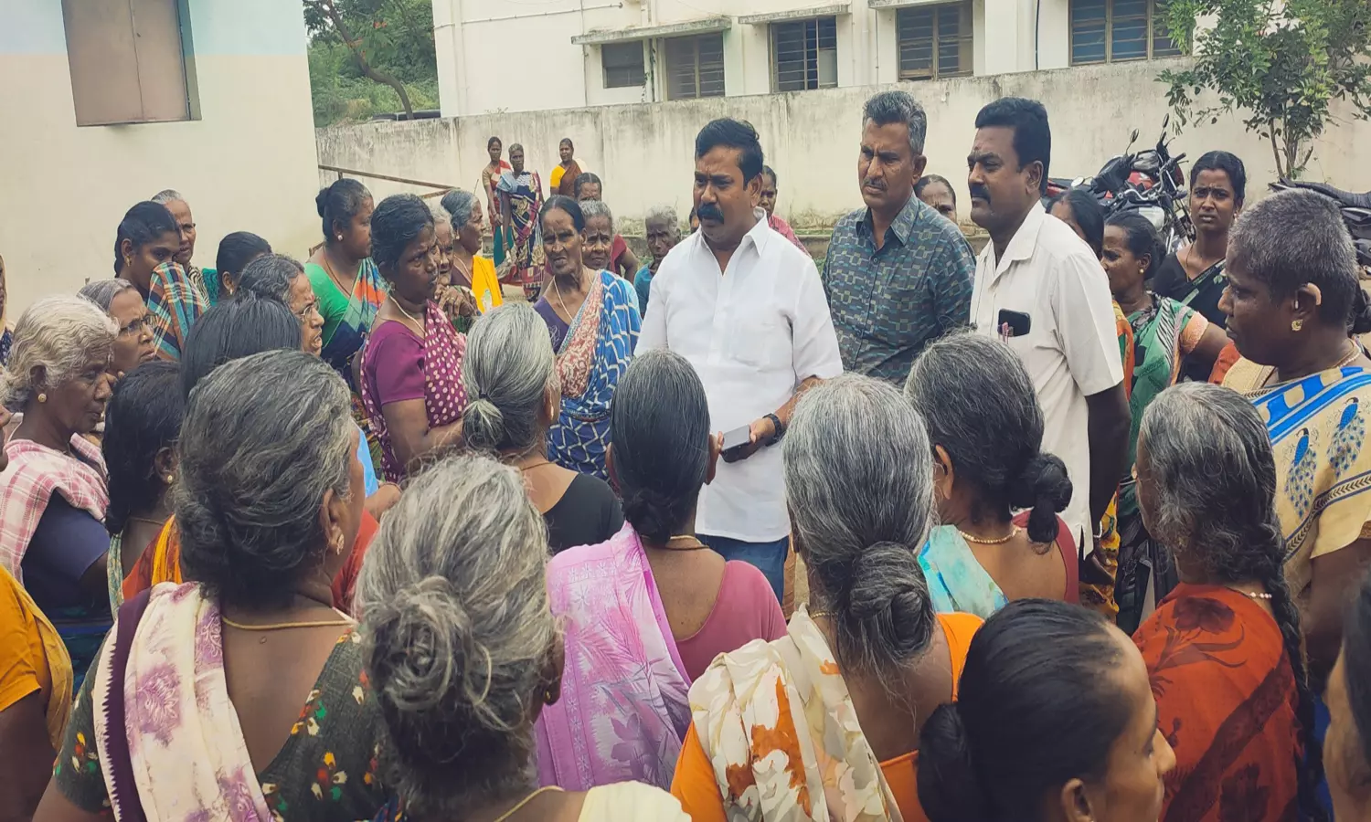 100 நாள் வேலை வழங்க கோரி ஆத்தூர் ஊராட்சி அலுவலகத்தில் கிராம மக்கள் முற்றுகை