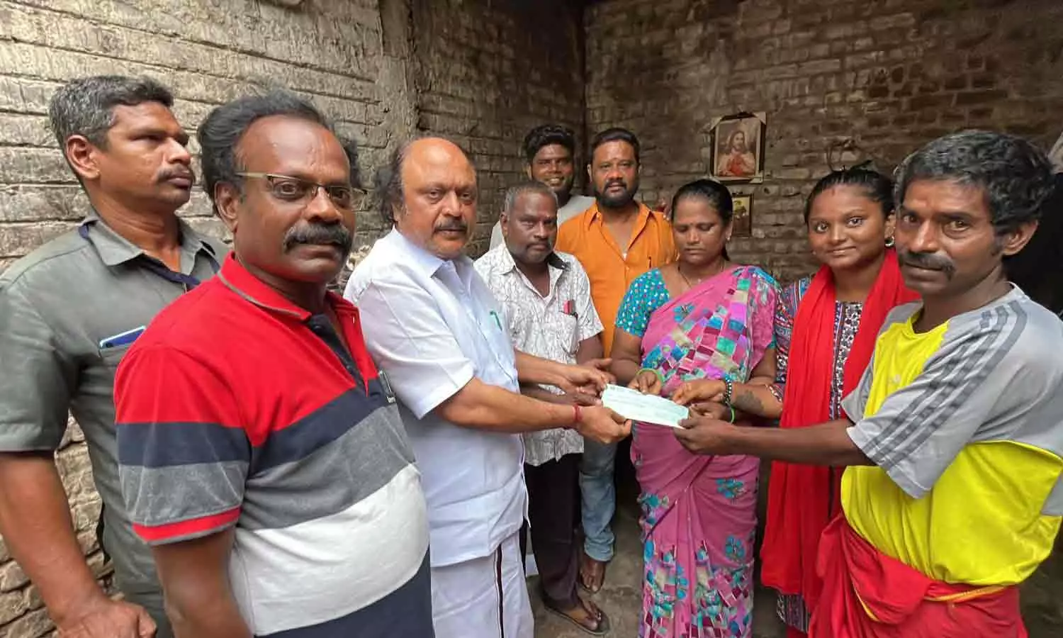 மழையால் வீடு சேதமடைந்த குடும்பத்துக்கு நிவாரணம்