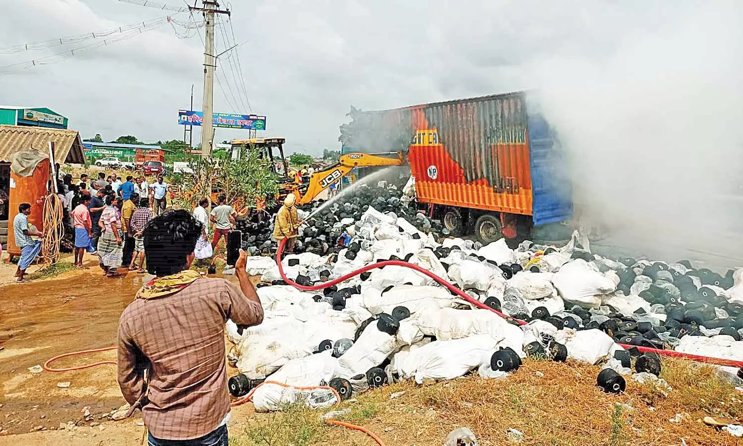 திருப்பூர் அருகே லாரி தீப்பிடித்து எரிந்து ரூ.15 லட்சம் பஞ்சு மூட்டைகள் நாசம்