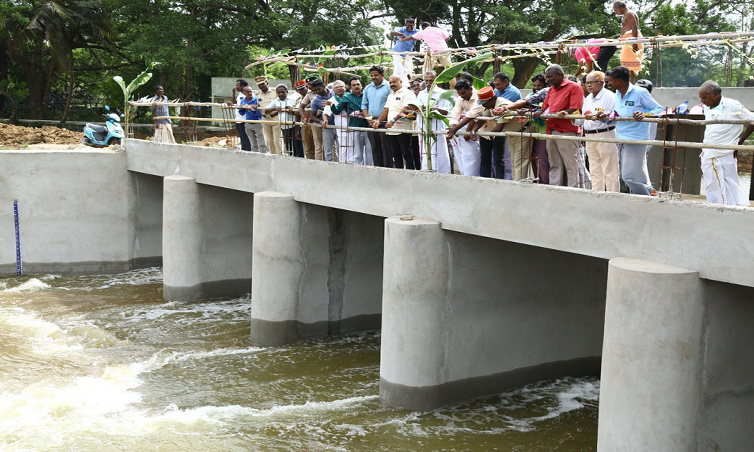 காரைக்கால் மாவட்ட விவசாயிகள் பயன்பாட்டுக்கு காவிரிநீர் திறப்பு சிவா எம்.எல்.ஏ. திறந்து வைத்தார்