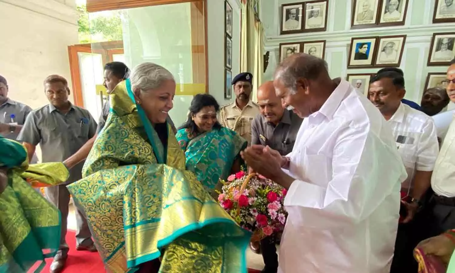 நிர்மலா சீத்தாராமனுக்கு புதுவையில் வரவேற்பு நிர்மலா சீத்தாராமனுக்கு புதுவையில் வரவேற்பு