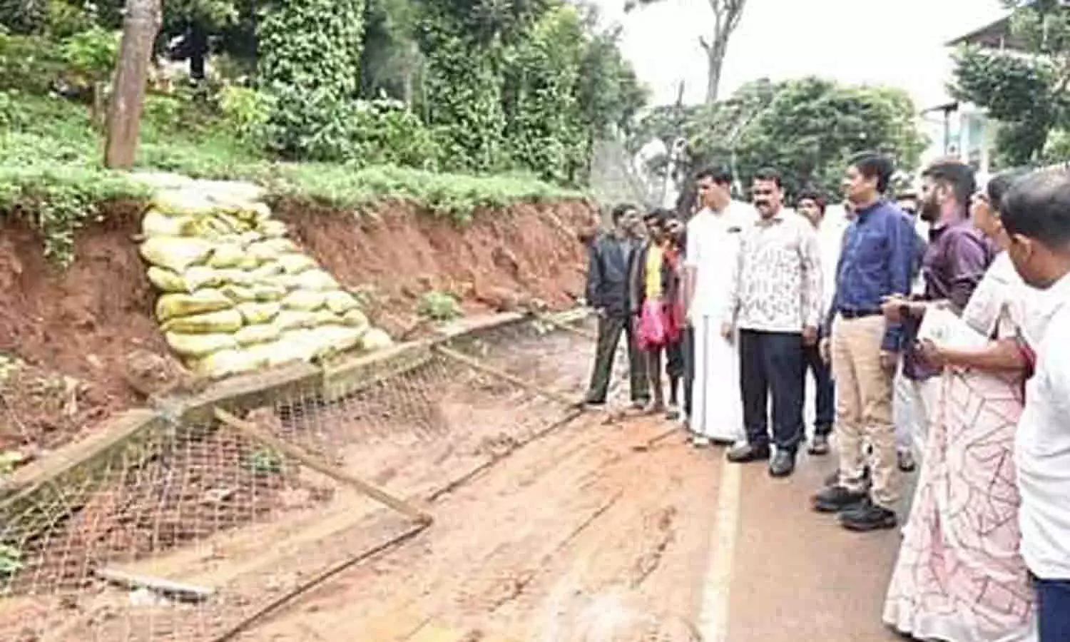 நீலகிரியில் தென்மேற்கு பருவமழையால் பெரிய அளவு பாதிப்பு ஏற்படவில்லை-கலெக்டர் அம்ரித் பேட்டி
