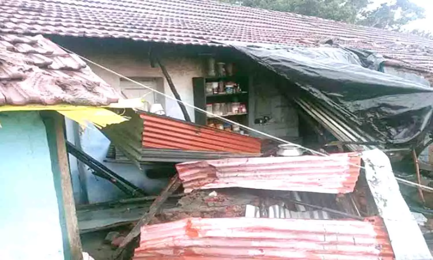 கூடலூர் அருகே நள்ளிரவில் வீட்டை சேதப்படுத்திய காட்டு யானைகள்