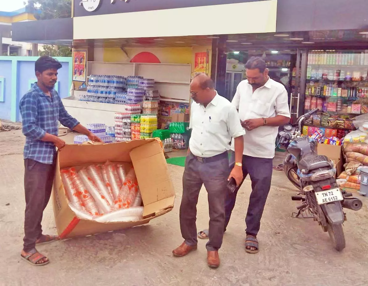 கடைகளில்  அதிகாரிகள் திடீர் சோதனை- தடை செய்யப்பட்ட பிளாஸ்டிக் பொருட்களை பயன்படுத்திய கடைகளுக்கு அபராதம்