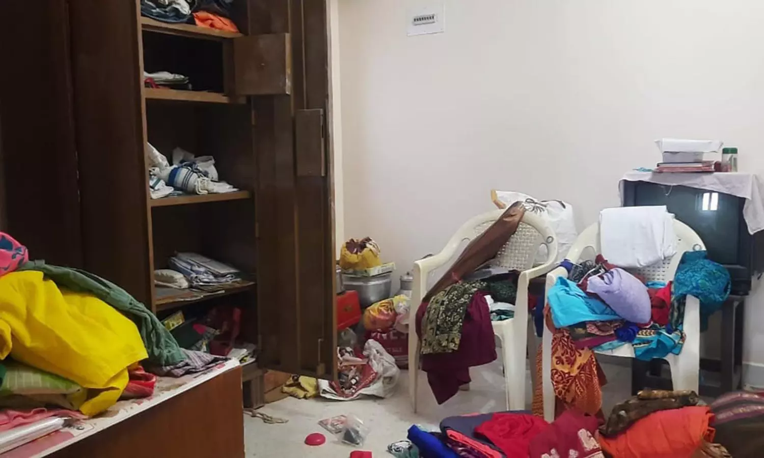 பட்டப்பகலில் அடுத்தடுத்த வீடுகளில் திருட்டு பட்டப்பகலில் அடுத்தடுத்த வீடுகளில் திருட்டு