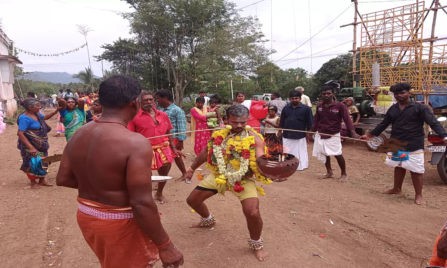 பெரிய கோம்பைபட்டி கோவில் திருவிழாவில் அலகு குத்தி பக்தர்கள் நேர்த்திக்கடன்