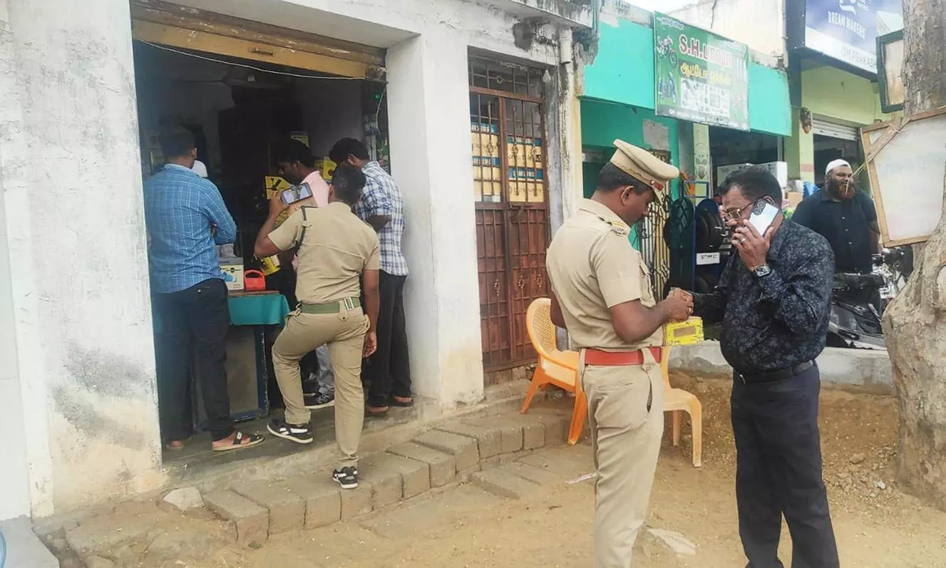 வனவிலங்குகளை வேட்டையாட உபகரணங்கள் வழங்கிய பேட்டரி கடைக்காரர் கைது வனவிலங்குகளை வேட்டையாட உபகரணங்கள் வழங்கிய பேட்டரி கடைக்காரர் கைது