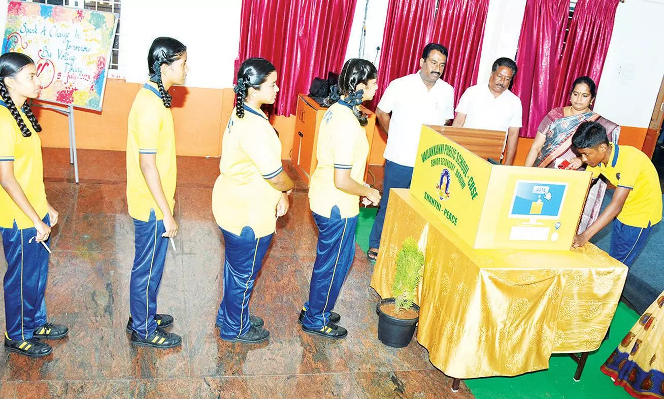 பர்கூர் வேளாங்கண்ணி பள்ளியில் நவீன தொழில்நுட்பத்துடன் மாணவர் பேரவை தேர்தல்