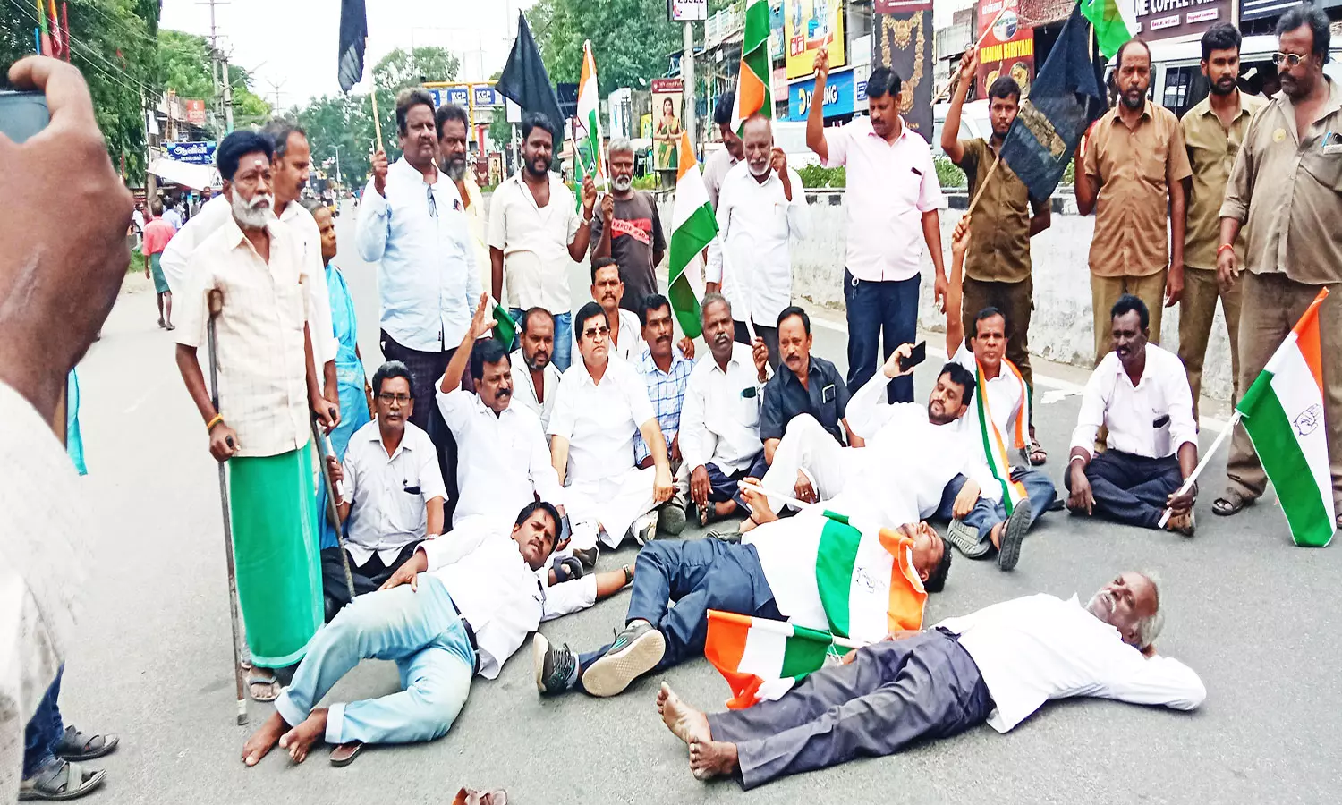 ராகுல் காந்தியின் மேல் முறையீட்டு வழக்கு தள்ளுபடி வேலூரில் காங்கிரஸ் கட்சியினர் சாலை மறியல்