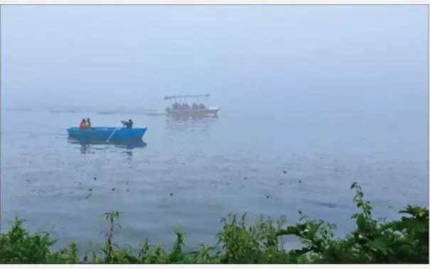 கடும் குளிரால் வெறிச்சோடிய சுற்றுலா தலங்கள்