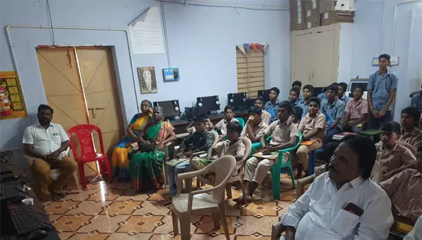 அரசு பள்ளி மாணவர்களுக்கு ரோபோ தொழில்நுட்ப பயிற்சி