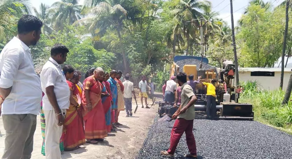 ரூ.55 லட்சத்தில் தார் சாலை அமைக்கும் பணி ரூ.55 லட்சத்தில் தார் சாலை அமைக்கும் பணி