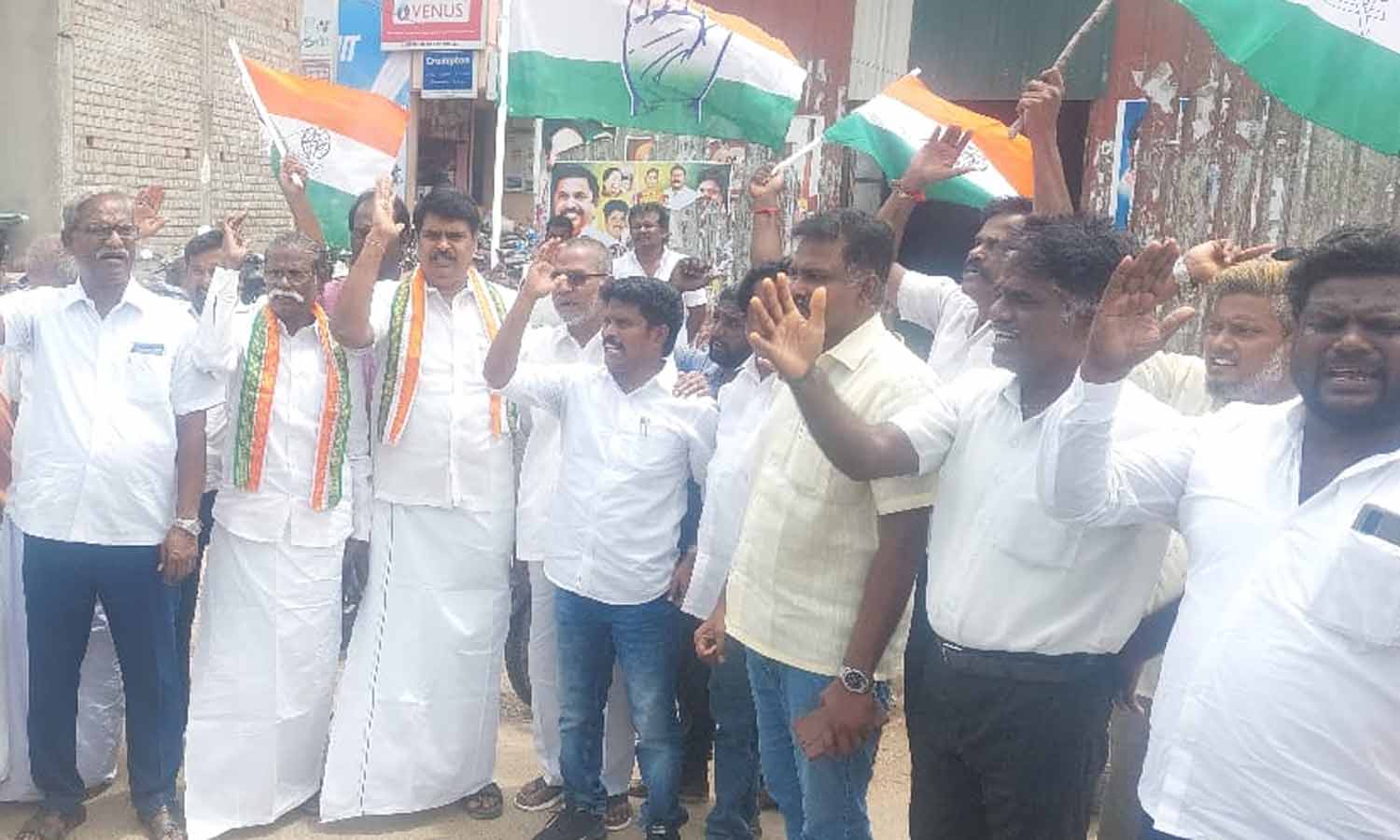 திருவள்ளூரில் காங்கிரஸ் கட்சியினர் பாஜக அரசை கண்டித்து கண்டன ஆர்ப்பாட்டம்