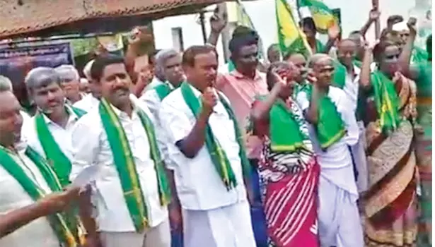 கொளத்தூர் அருகே விவசாயிகள் காத்திருப்பு போராட்டம் தொடங்கினர்