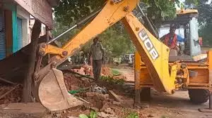 நாமக்கல் பகுதியில் ஆக்கிரமித்து வைக்கப்பட்ட கடைகள் அகற்றம் நாமக்கல் பகுதியில் ஆக்கிரமித்து வைக்கப்பட்ட கடைகள் அகற்றம்