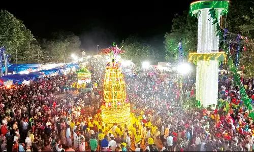 ராமநாதபுரம் பெரியபட்டினத்தில் மதநல்லிணக்க சந்தனக்கூடு திருவிழா: ஆயிரக்கணக்கானோர் பங்கேற்பு