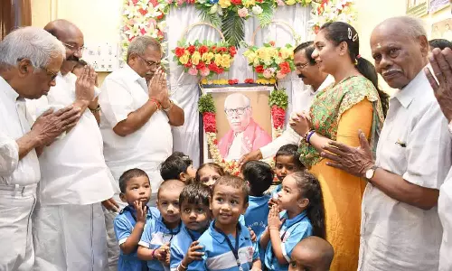 மன்னர் மன்னன் உருவபடத்துக்கு சபாநாயகர்- அமைச்சர்கள் மலர் அஞ்சலி