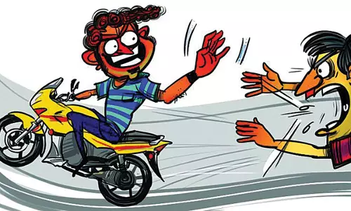 மோட்டார் சைக்கிள்-செல்போனை திருடிச்சென்ற வாலிபர் சிக்கினார்