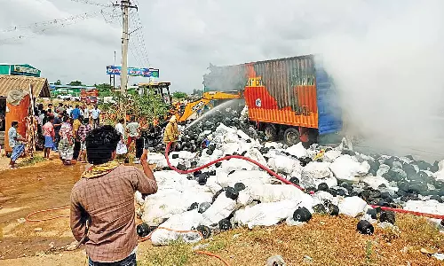 திருப்பூர் அருகே லாரி தீப்பிடித்து எரிந்து ரூ.15 லட்சம் பஞ்சு மூட்டைகள் நாசம்