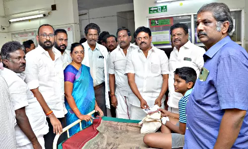 மாணவ-மாணவிகளை நேரில் சந்தித்த தி.மு.க. மாவட்ட செயலாளர் மணிமாறன்