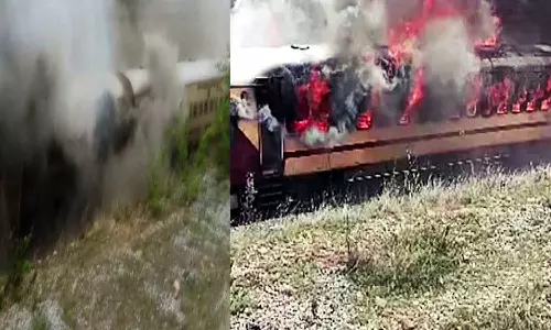 ஐதராபாத் அருகே எக்ஸ்பிரஸ் ரெயில் தீப்பிடித்து எரிந்தது- பயணிகள் அதிர்ஷ்டவசமாக தப்பினர்