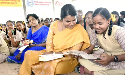 புத்தக திருவிழா விழிப்புணர்வுக்காக புதுக்கோட்டையில் ஒரே நேரத்தில் 3 லட்சம் பேர் புத்தகம் வாசிப்பு