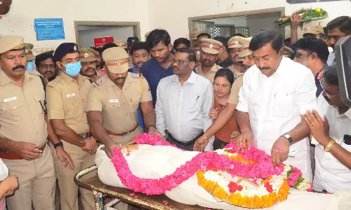 டி.ஐ.ஜி. விஜயகுமார் உடலுக்கு அமைச்சர், ஏ.டி.ஜி.பி அஞ்சலி- இறுதி சடங்கில் பங்கேற்க தேனி விரைகிறார் டி.ஜி.பி.