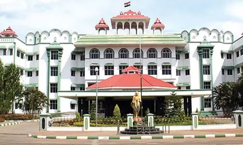 அரசு ஊழியருக்கான பலன்களை வழங்கவில்லை என அவமதிப்பு வழக்கு: பள்ளிக்கல்வித்துறை செயலாளர் நேரில் ஆஜராக வேண்டும்- மதுரை ஐகோர்ட்