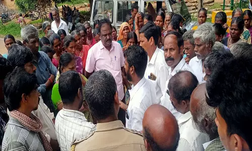 கடலூர் அருகே குளத்தில் உள்ள ஆக்கிரமிப்புகளை அகற்ற வலியுறுத்தி சாலை மறியல்: பண்ருட்டி தாசில்தார் பேச்சுவார்த்தை