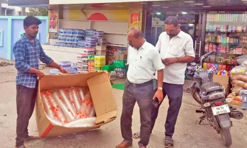 கடைகளில்  அதிகாரிகள் திடீர் சோதனை- தடை செய்யப்பட்ட பிளாஸ்டிக் பொருட்களை பயன்படுத்திய கடைகளுக்கு அபராதம்