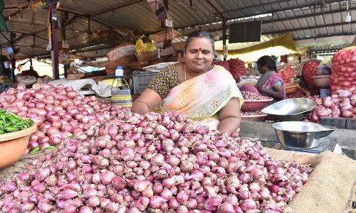 ஈரோடு வ. உ. சி. மார்க்கெட்டில் ஒரு கிலோ சின்ன வெங்காயம் ரூ.120-க்கு விற்பனை