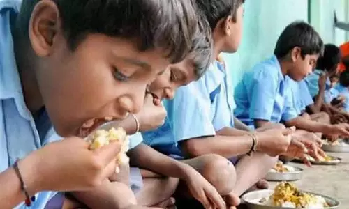 அரசு பள்ளியில் மதிய உணவு சாப்பிட்ட மாணவர்களுக்கு வாந்தி- மயக்கம்