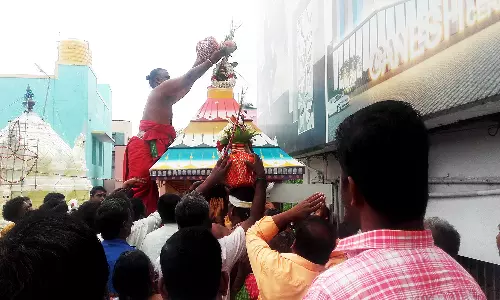 அங்காளம்மன் கோவிலில் பிள்ளையார் நவக்கிரக சிலைகளுக்கு புனித நீர் அபிஷேகம்