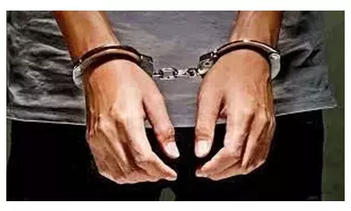 தொழிலாளியை கத்தியால் குத்தியவர் கைது