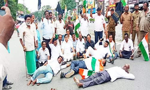 ராகுல் காந்தியின் மேல் முறையீட்டு வழக்கு தள்ளுபடி வேலூரில் காங்கிரஸ் கட்சியினர் சாலை மறியல்