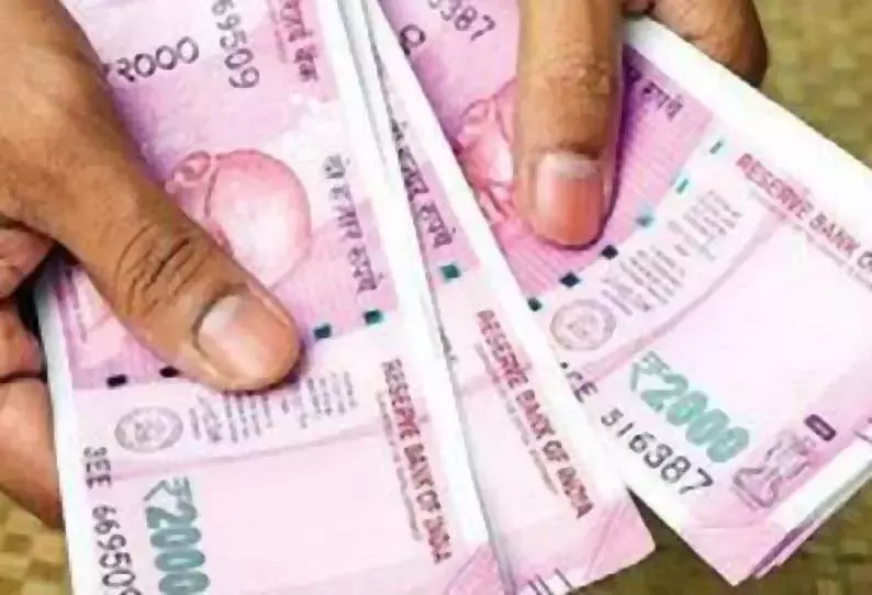 போலீஸ் என கூறி டீக்கடைக்காரரிடம் ரூ.3 லட்சம் பறிப்பு-பரபரப்பு