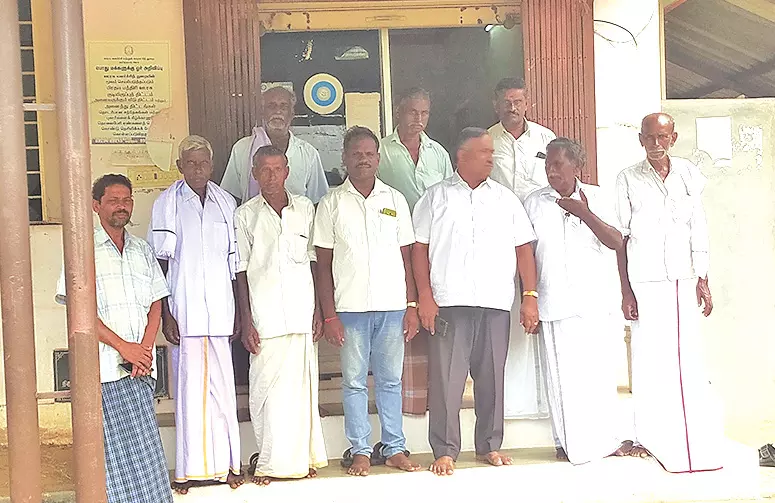 வேளாண் கூட்டுறவு சங்கத்தை விவசாயிகள் முற்றுகை