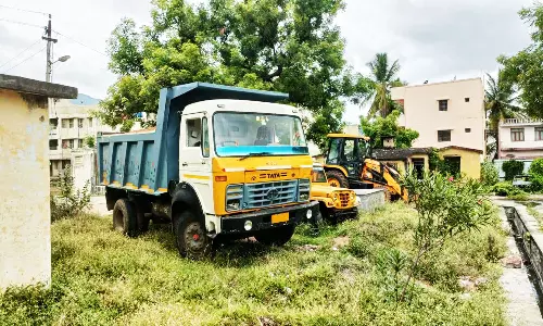 மண் கடத்திய ஜே.சி.பி. லாரி பறிமுதல்