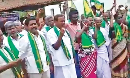 கொளத்தூர் அருகே விவசாயிகள் காத்திருப்பு போராட்டம் தொடங்கினர்