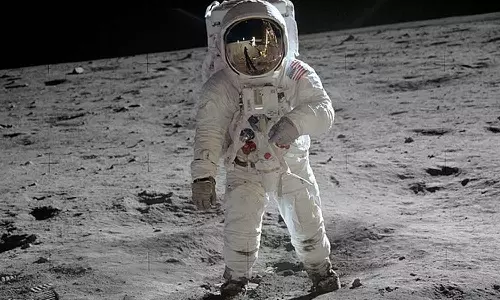 அழியாத இடம்பெற்ற முதல் காலடி