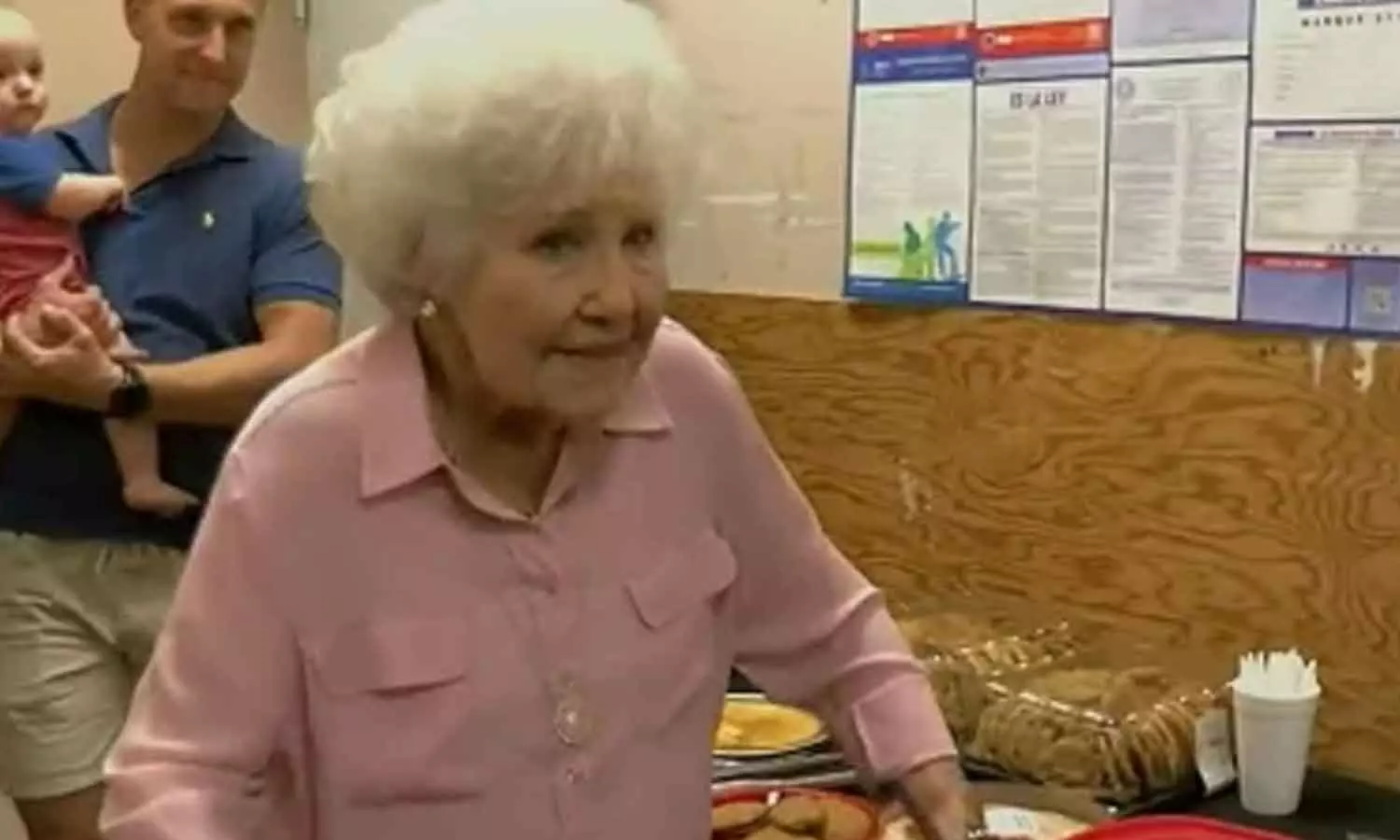 அமெரிக்காவில் 74 ஆண்டுகள் விடுமுறை எடுக்காமல் வேலைக்கு சென்ற 90 வயது மூதாட்டி