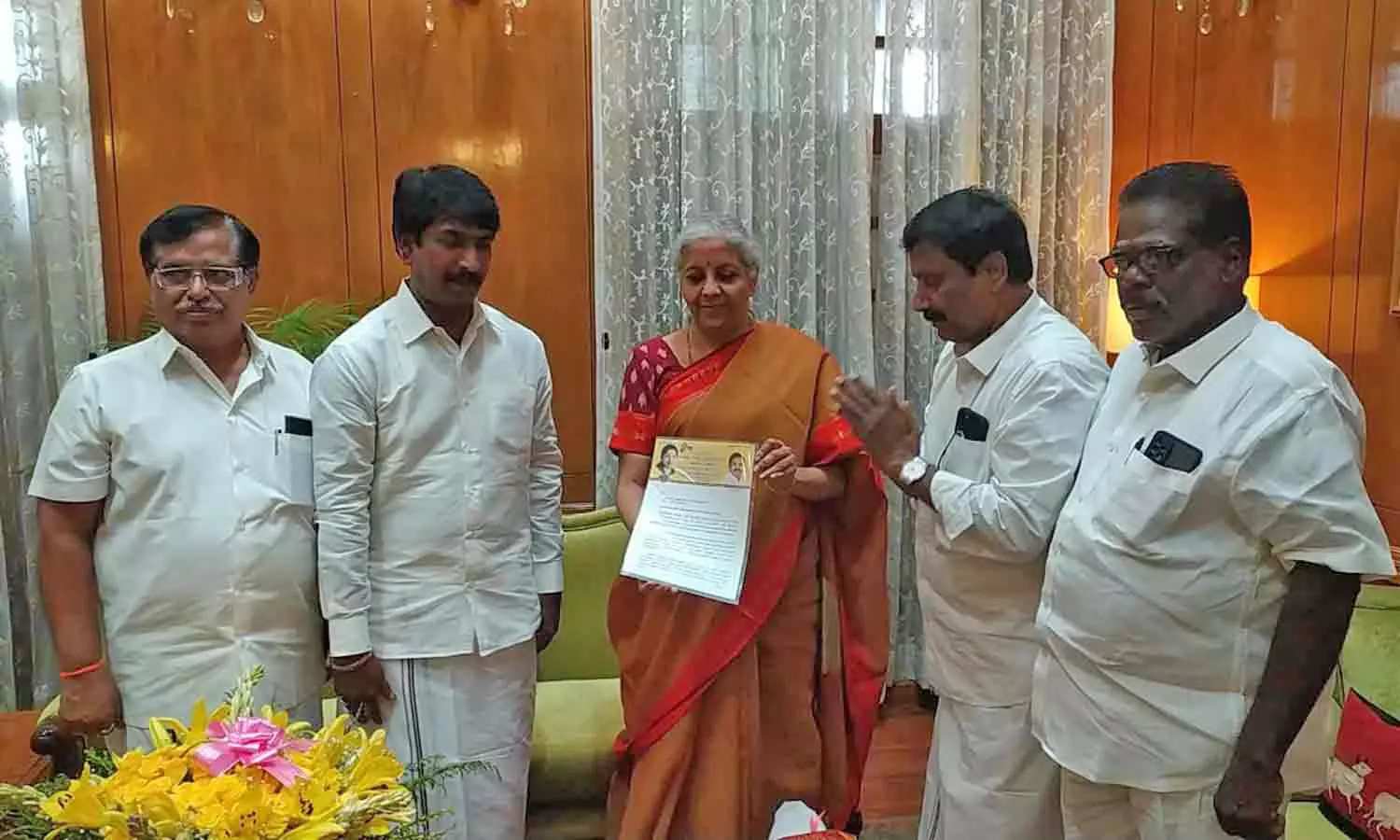 கடன் தொகையை முழுமையாக தள்ளுபடி செய்ய வேண்டும்