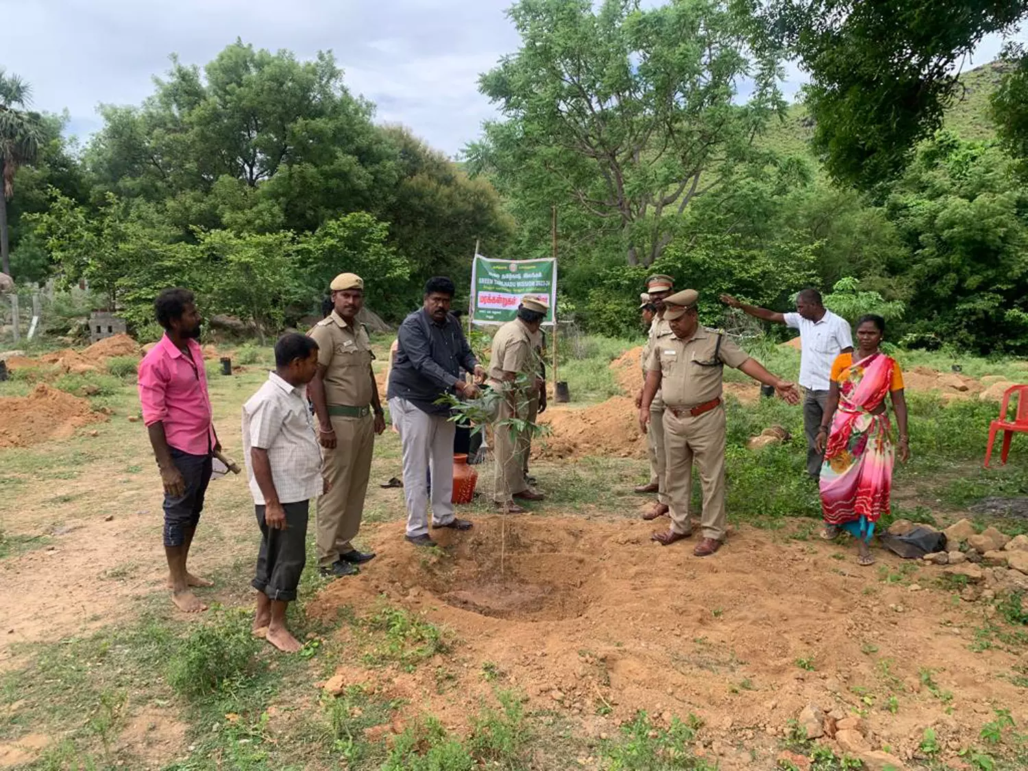 வேலூர் மாவட்டத்தில் ஆயிரம் மரக்கன்றுகள் நடப்பட்டது வேலூர் மாவட்டத்தில் ஆயிரம் மரக்கன்றுகள் நடப்பட்டது